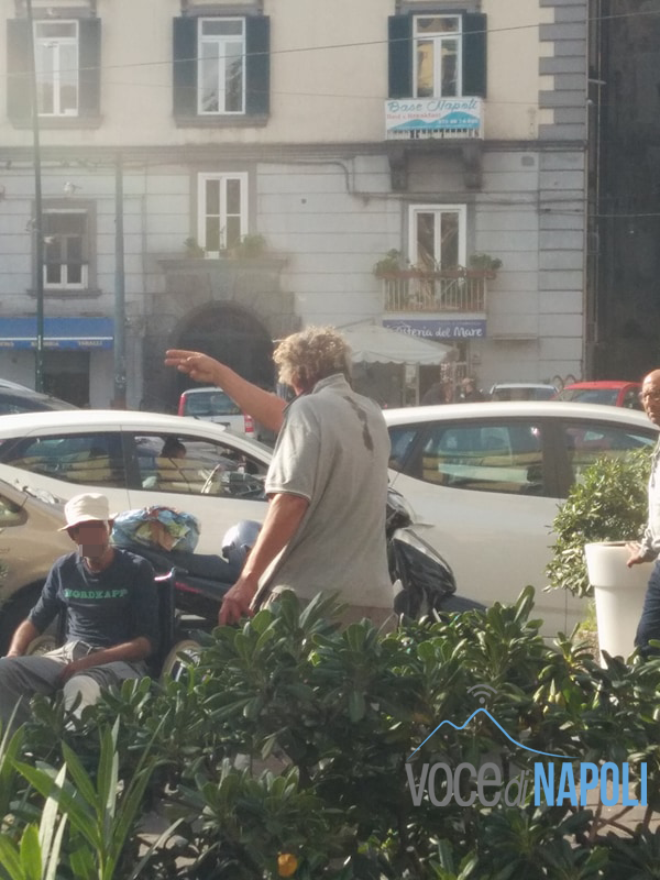 Rissa tra clochard a piazza Sannazaro, uomo ferito con una bottiglia alla testa