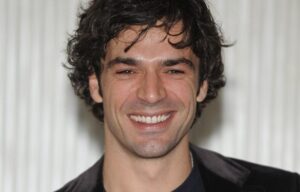 Luca Argentero a Napoli: folla di fan scatenate a via Toledo