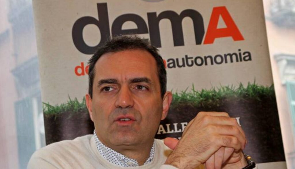 Luigi De Magistris con DemA sfida De Luca nel 2020