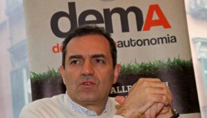 Luigi De Magistris con DemA sfida De Luca nel 2020