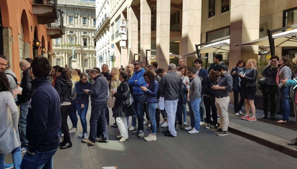 Lunghe file fuori da Gino Sorbillo a Milano per la pizza fritta