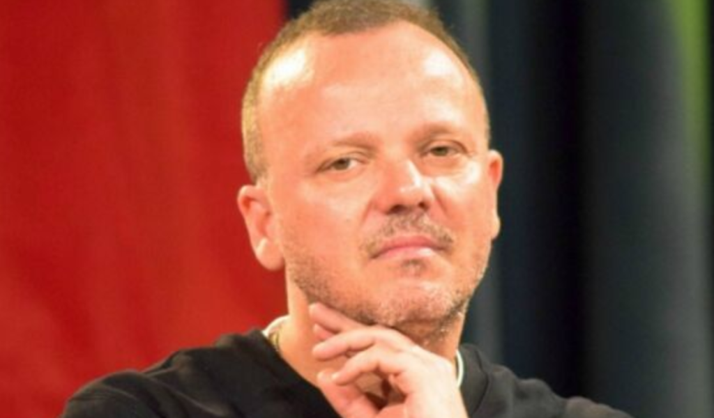 Lutto per Gigi D'Alessio, il cantante piange la scomparsa di Mario Savino: il suo primo manager