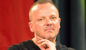 Lutto per Gigi D'Alessio, il cantante piange la scomparsa di Mario Savino: il suo primo manager