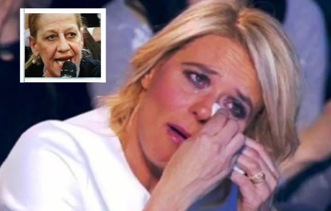 Grande lutto per Maria De Filippi, la conduttrice in lacrime per la morte di Rita: volto storico di 'Amici'