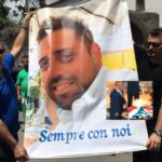 Funerali del carabiniere napoletano ucciso, il gesto della moglie: sulla bara la maglia di Insigne