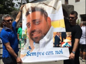 Funerali del carabiniere napoletano ucciso, il gesto della moglie: sulla bara la maglia di Insigne