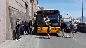 Malore in autobus a Napoli, donna soccorsa da cittadini e scugnizzi: