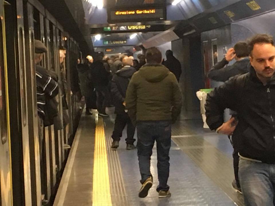 metro linea1 ragazza si sente male