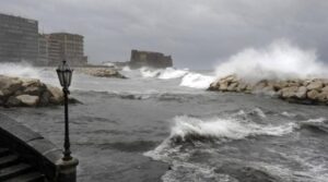 Meteo a Napoli, sarà una domenica di pioggia: rischio temporali in città