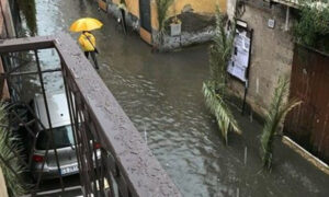 Maltempo a Casalnuovo, crolla una palazzina in centro. Allagamenti nel nolano