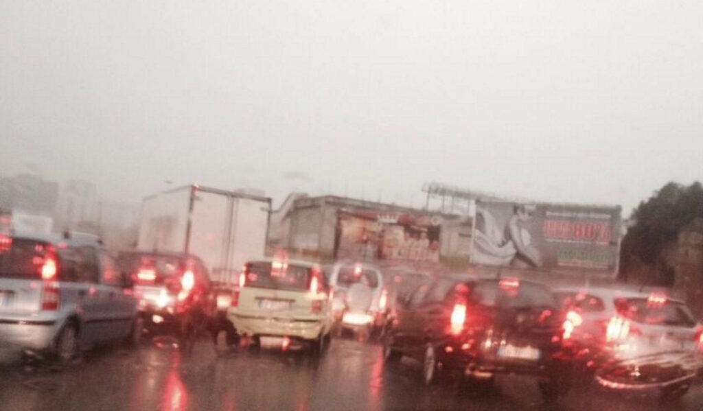 Maltempo a Napoli: traffico e allegamenti in città