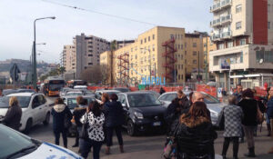 Il quartiere San Giovanni, dopo il dramma di questa mattina che ha visto morire un uomo durante una manifestazione, è nel caos