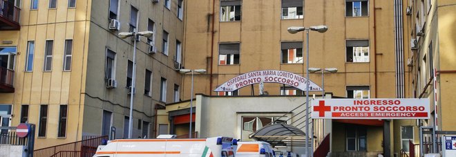 Manifestazione all'esterno del Loreto Mare: esplode una bomba carta