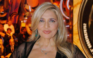 Mara Venier in visita a Napoli, scatto sul lungomare