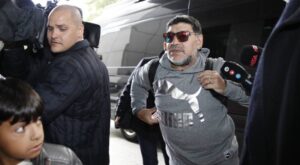 Diego Armando Maradona è atterrato a Madrid è già fa impazzire sul web i tifosi del Napoli. Siamo alla vigilia del big match di Champions League