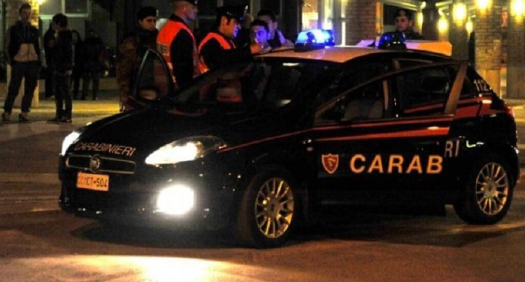 Marano, accoltella e insegue la moglie: la donna salvata dai Carabinieri