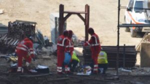 Marcianise, precipita da un'impalcatura e fa un volo di 4 metri