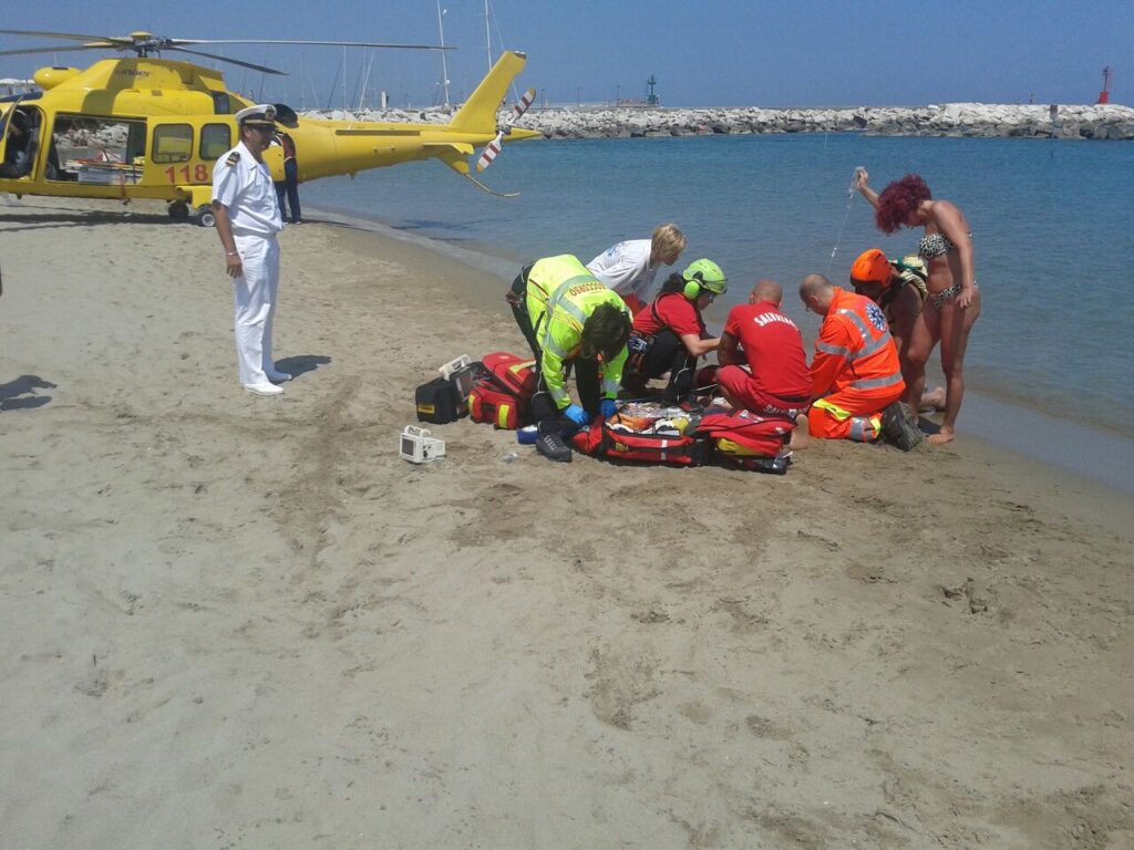 Dramma per una famiglia napoletana ad Ischia: 74enne muore mentre fa il bagno