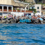 Marechiaro presa da assalto, folla sul litorale di Posillipo: assembramenti e nessun controllo