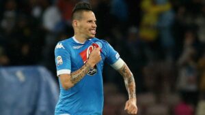 Marek Hamsik ha fatto un tuffo natalizio con tanto di cappello di Babbo Natale, nel mare di Pineta Mare. Un ennesimo atto d'amore del capitano