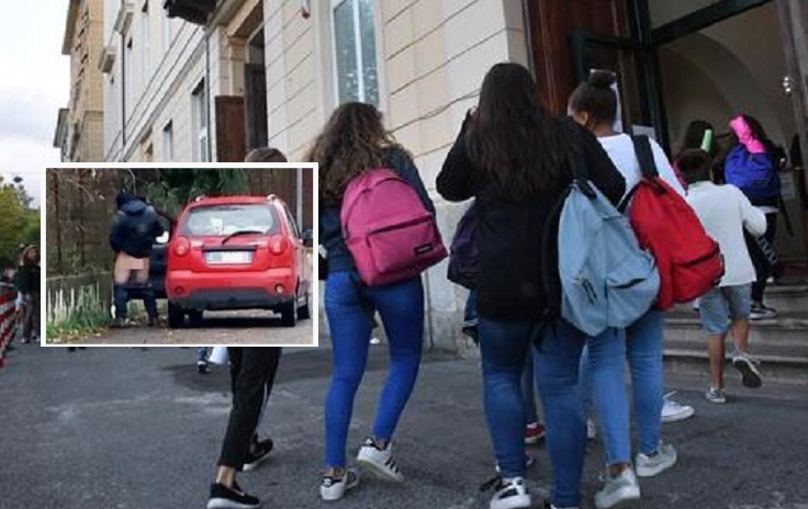 Choc fuori scuola, si abbassa i pantaloni e si tocca davanti ad una minorenne