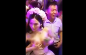 Matrimonio in Cina: donna si sposa e si fa toccare il seno dagli ospiti