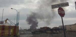 Maxi rogo a Giugliano: nube tossica si avvicina alla città