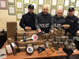Maxi-sequestro di droga nel fortino dei Polverino: preso 25enne che frequentava gli Amato-Pagano