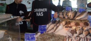 Maxi sequestro nella nota pescheria di Giugliano: controlli a tappeto dei NAS