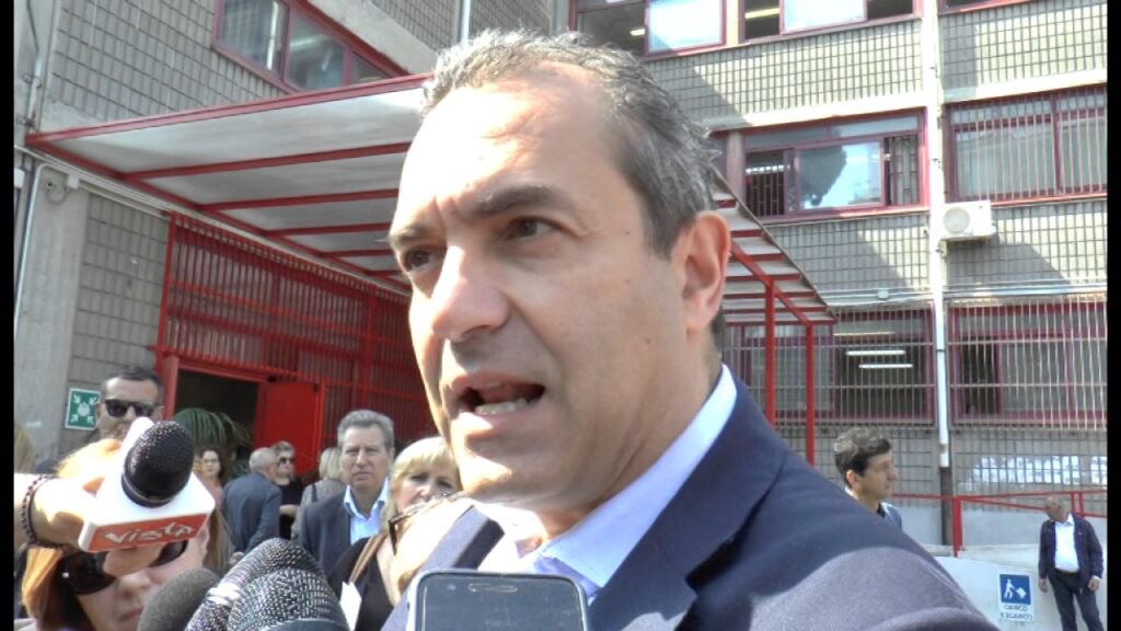 De Magistris, il sindaco che ha trasformato l'antisistema in sistema di governo