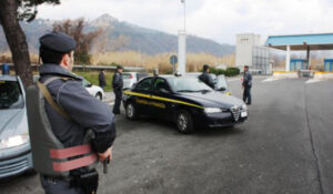 Medico incensurato fermato con 50kg di droga: arrestato dalla guardia di finanza