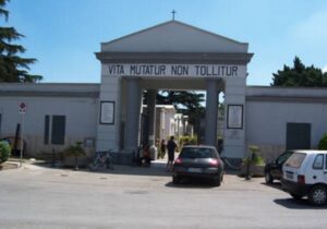 Melito, coppietta si apparta nel parcheggio del cimitero