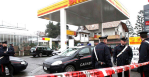 Melito: due malviventi rapinano un benzinaio