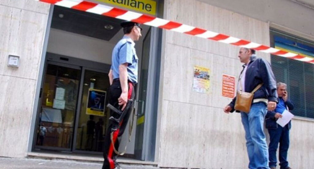 Melito rapina alle poste: ladri armati con mazze da baseball