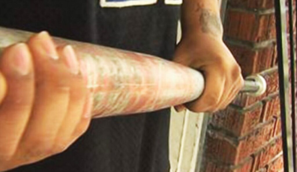 Melito, violenta rissa famigliare: accoltella il fratello, arrestato