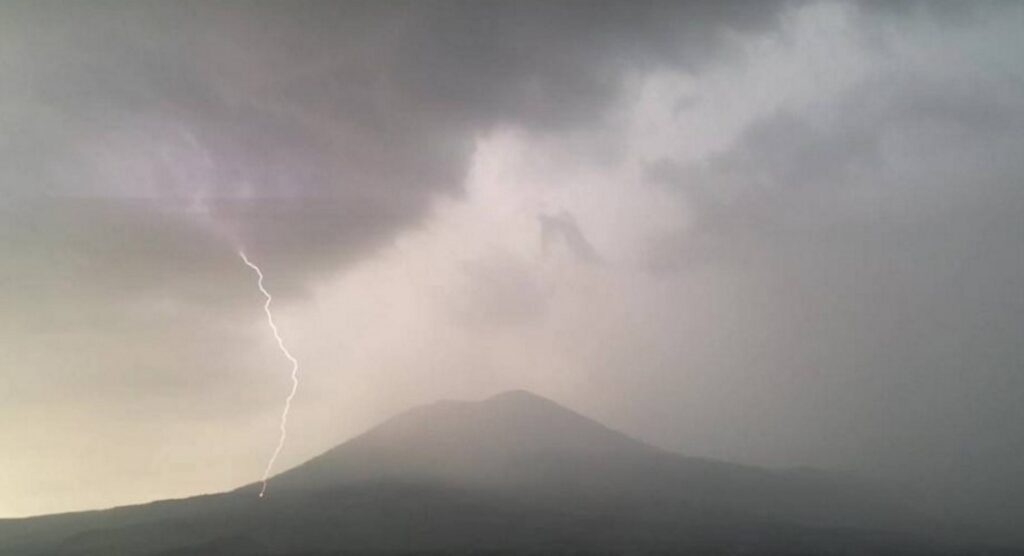 Meteo Napoli, ancora brutto tempo: rovesci sulla città