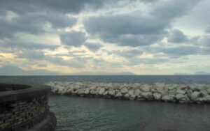 Meteo Napoli, ancora piogge in città: si abbassano le temperature