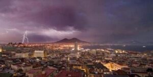 Meteo Napoli, arriva il cattivo tempo e porta con sé temporali