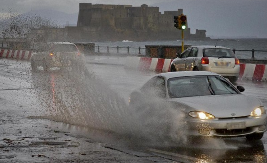 Meteo Napoli: continuano i temporali, allerta della Protezione Civile