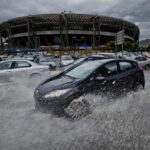 Meteo a Napoli, l'allerta della Protezione civile e i danni del temporale