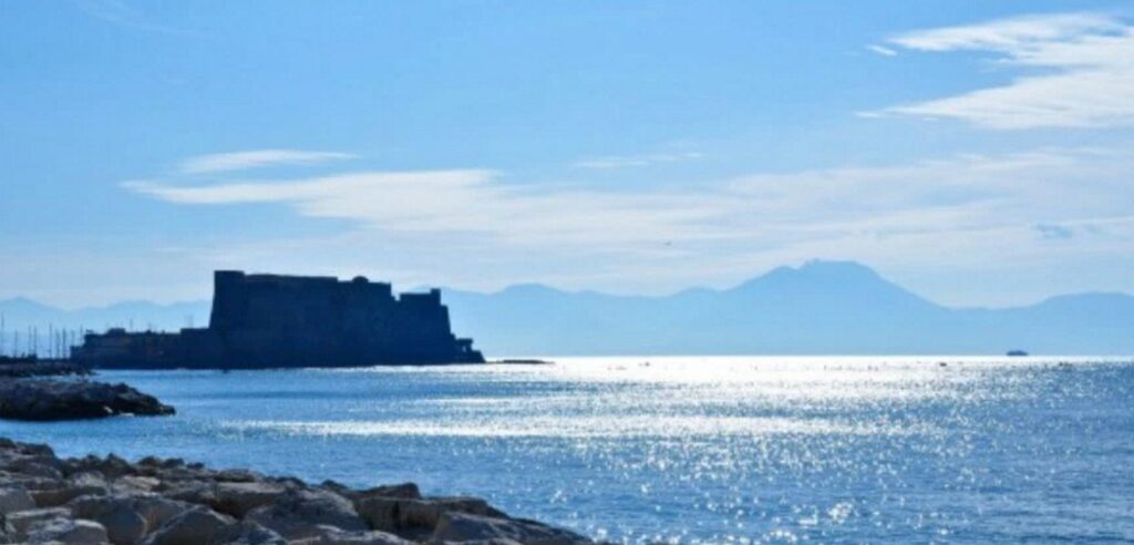 Meteo Napoli, ritorna il sole e porta con sé il gelo