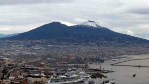 Meteo Napoli: torna il gelo in città, le minime scendono a 2 gradi