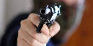 Castellammare di Stabia, spara all'addome di un 19enne con un pistola a salve: fermato minorenne
