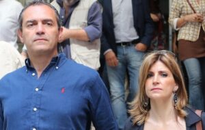 Moglie di De Magistris assunta in una scuola di Napoli: incalza la polemica