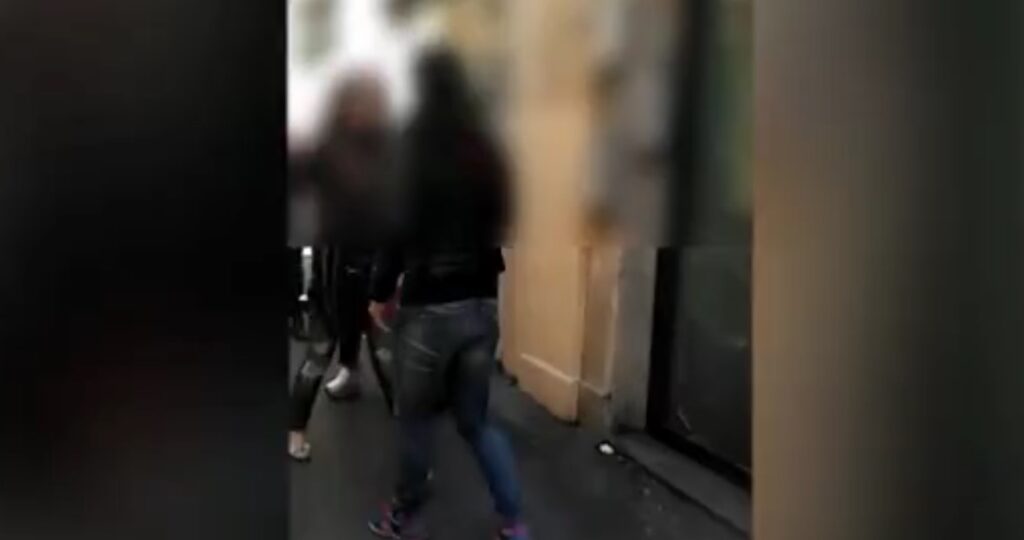 Moglie tradita aggredisce l'amante del marito: lite furibonda tra donne