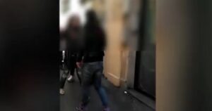 Moglie tradita aggredisce l'amante del marito: lite furibonda tra donne