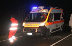 Mondragone, donna si siede al centro della strada, muore investita