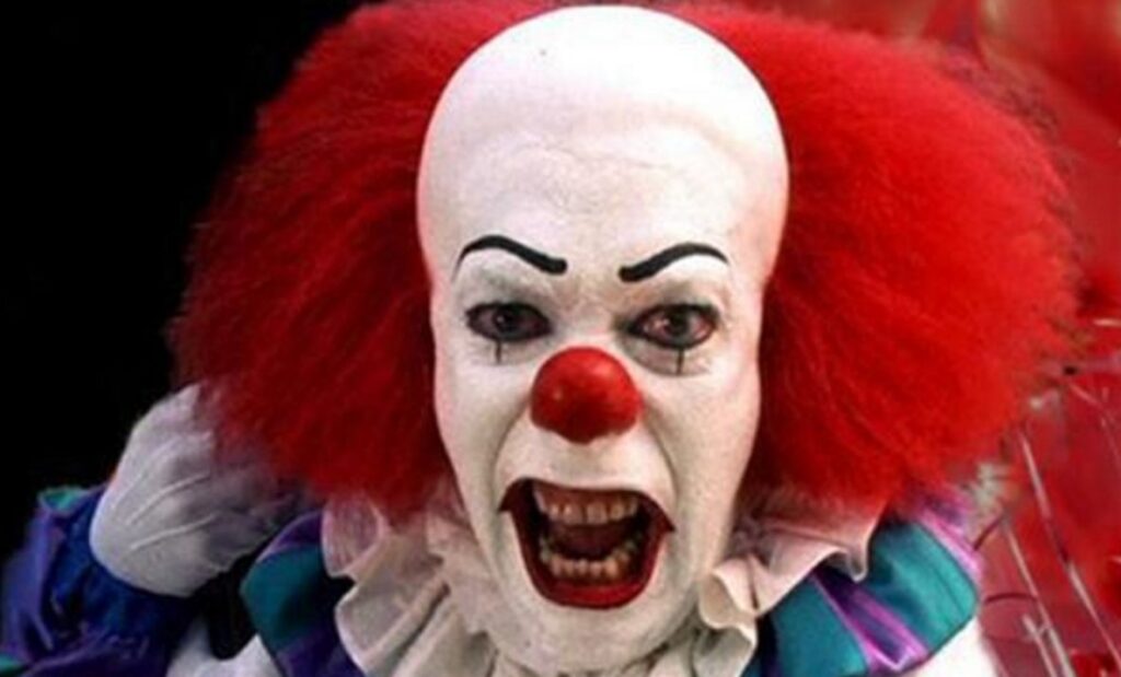 Mondragone: uomo travestito da clown assassino spaventa i passanti