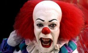 Mondragone: uomo travestito da clown assassino spaventa i passanti