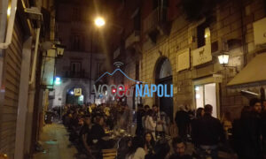 Movida di Chiaia, ai baretti già è scomparso l'imponente servizio d'ordine